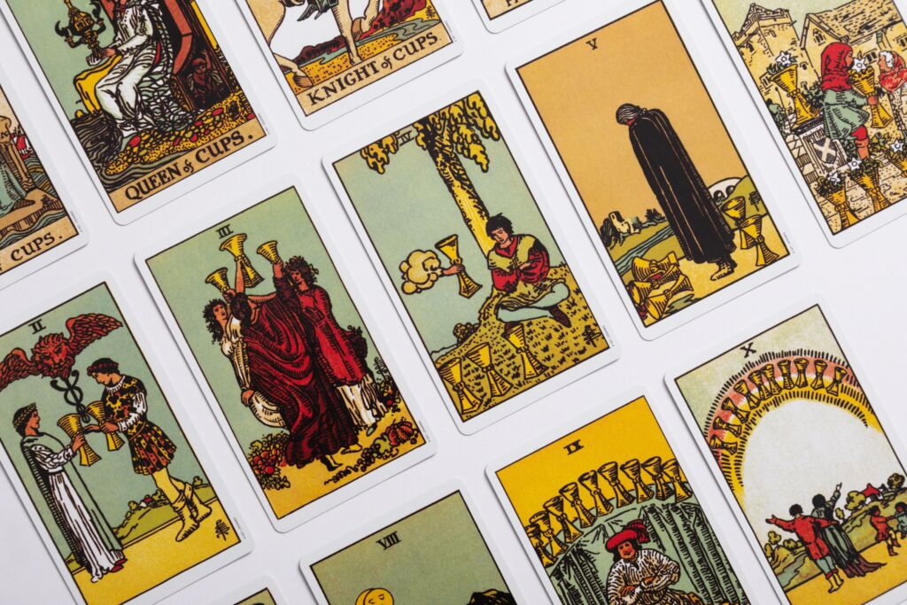 tarot cards have 4 suits and 22 major arcana cards